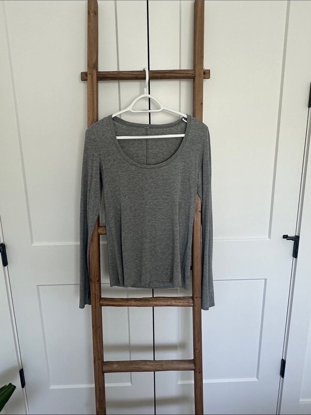 lululemon athletica Heather Gray Long Sleeve Scoop Neck Top